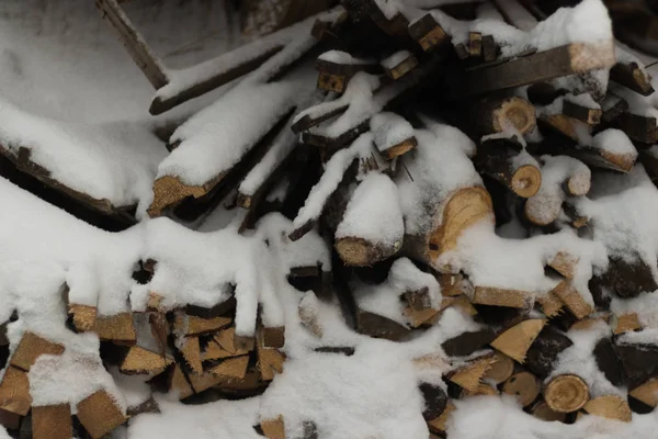 Auf dem Hof liegt schöner Schnee. Brennholz in einer Schneewehe. Unmittelbar nach einem Schneefall, morgens oder nachmittags. Ruhe und Befriedung. ländlicher Lebensstil — Stockfoto