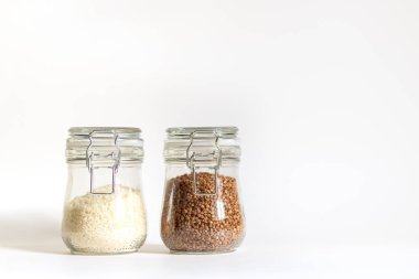 Pirinç ve karabuğday cam bir kapta sıkıca kapatılır. Mısır gevrekleri bankalarda saklanır. Vejetaryenlik ve diğer diyetler için sağlıklı yiyecekler. Güvenli ve çevre dostu gıda deposu. Minimalizm