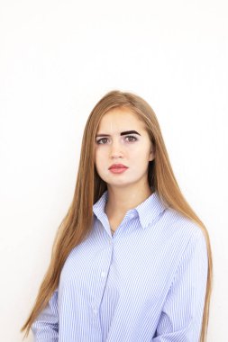 Henna kaş boyama. Öncesini ve sonrasını tasarla. Güzellik salonundaki kız. Yumuşak cilt bakımı. Güvenli kozmetik prosedürleri. Modeli açık kahverengidir, açık tenlidir. Pigmentasyonlu cilt