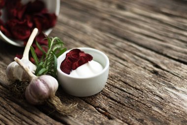 Pancar cipsi. Kullanışlı el yapımı sebze atıştırmalığı. Bir tabakta kök sebze parçaları var. Sarımsak, biberiye ve sos bir tabak içinde. Yumuşak odak