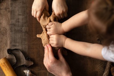 Çocuklar mutfak masasında tuz hamuruyla oynarlar. El yapımı sıfır bel oyuncaklar yapmak için kilin kalıbını kendi elleriyle çıkarırlar. Doğal ürünler testi ile yaratıcı bir ders. Kendi kendini izole etme döneminde çocukların gelişimi.