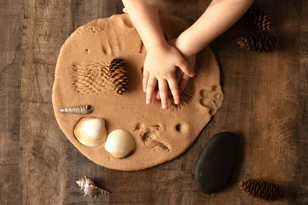 Дети Играют Соленым Тестом Кухонном Столе Руки Лепили Глину Собственными — стоковое фото
