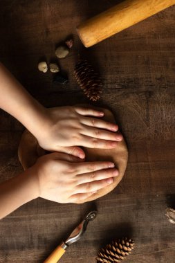 Mutfak masasında tuzlu hamurla modellik yapmak. Oyun için doğal malzemeler, ürünün doğal bileşimi. Kendini izole etme döneminde çocukların yaratıcı gelişimi.