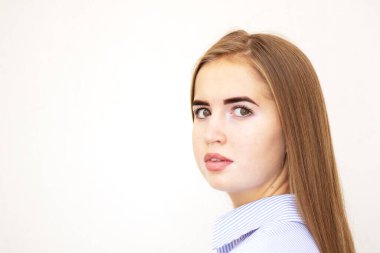 Henna kaş boyama. Öncesini ve sonrasını tasarla. Güzellik salonundaki kız. Yumuşak cilt bakımı. Güvenli kozmetik prosedürleri. Modeli açık kahverengidir, açık tenlidir. Pigmentasyon bozukluklu cilt - vitiligo.