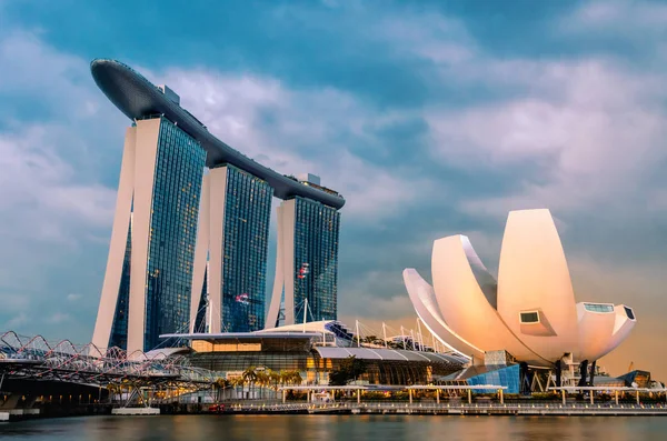 Singapur-Jan 18, 2018: Marina Bay Sands Artscience Müzesi ile birlikte güzel bir görünümü.