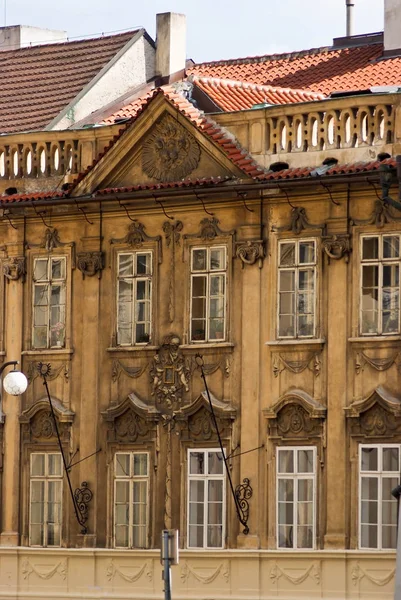 Fasáda krásné budovy. Praha, Česká republika — Stock fotografie