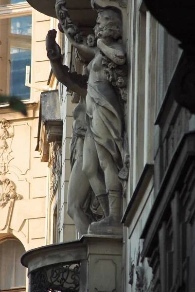 Decoración arquitectónica del edificio en Praga, República Checa — Foto de Stock