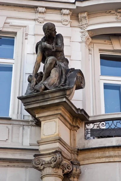 Архитектурное оформление здания в Праге, Чехия — стоковое фото