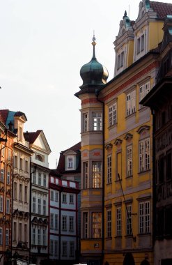 Sokakta güzel eski evler.