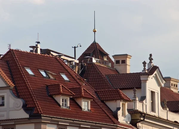 Taškové střechy starého města. Praha, Česká republika. — Stock fotografie