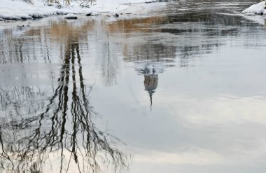 Nehrin berrak su kışın temizleyin. Rusya
