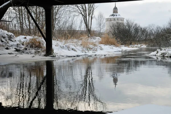 Winterlandschaft. ein kleiner Fluss, ein altes Kloster. — Stockfoto