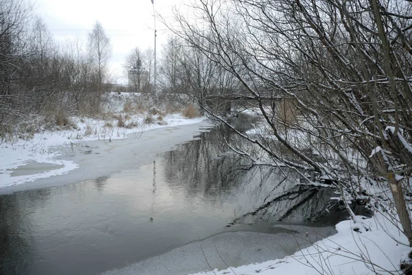 Winterlandschaft. der Fluss zwischen den Büschen. — Stockfoto