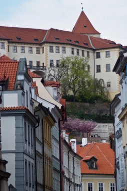 Alacakaranlıkta bir tepe üzerinde şehrin görünümü