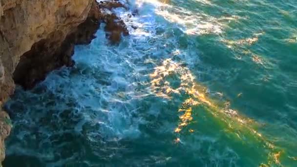 Des vagues de mer s'écrasent sur un rivage rocheux . — Video
