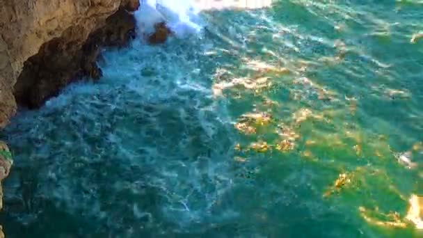 Des vagues de mer s'écrasent sur un rivage rocheux . — Video