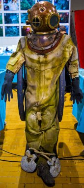 bir dalış takım elbise giymiş