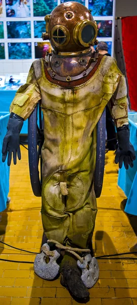 bir dalış takım elbise giymiş