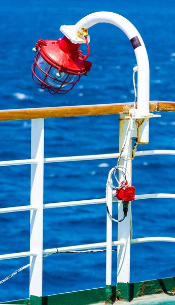 La lampada rossa sul traghetto . — Foto Stock