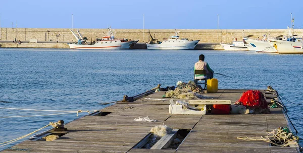 漁師の港のドックに座って — ストック写真