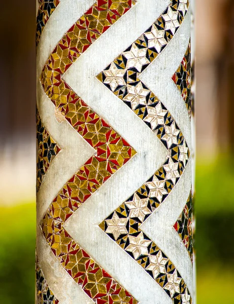 Detail the columns of the courtyard gallery Monreale Cathedral (Duomo di Monreale) near Palermo — Stock Photo, Image