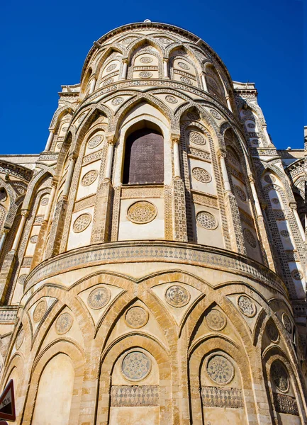 Zobacz absydy katedry Monreale (Duomo di Monreale) w pobliżu Palermo — Zdjęcie stockowe