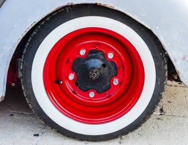 Lastik eski model araba