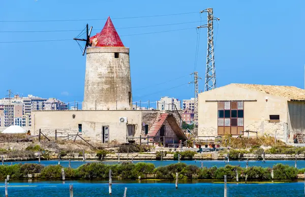 Terk edilmiş yel değirmeni bir bitki deniz tuzu üretimi için — Stok fotoğraf