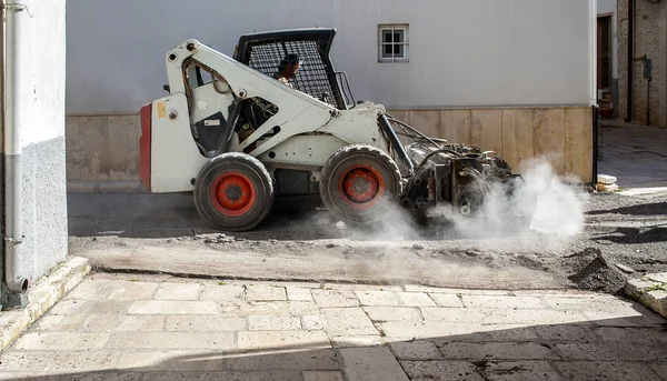 Travailleur conducteur Skid steer enlever Asphalte usé — Photo