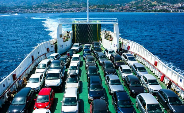 Vue de dessus des véhicules et des passagers qui empruntent un ferry pour traverser le détroit de Messine en Italie — Photo