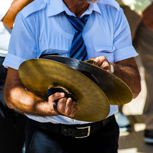 Musician plays the cymbals — Stock Photo, Image
