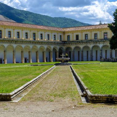 iç avluya Certosa di San Lorenzo Padula 