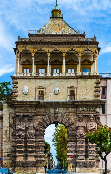 Średniowiecznej bramy do centrum historycznego miasta na Sycylii — Zdjęcie stockowe