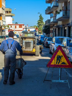 Roadworks kırmızı ve sarı üçgen işareti metal çit
