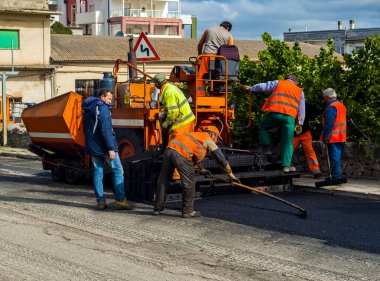 Asphalting fayans ustası makine üzerinde çalışan