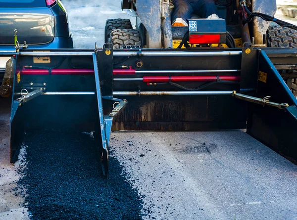 Camion leggero posa di bitume fresco e asfalto — Foto Stock