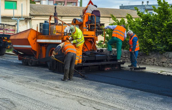 Asphalting fayans ustası makine üzerinde çalışan