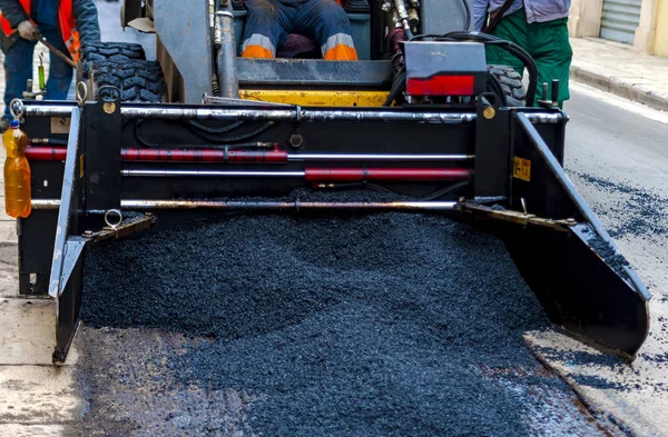 Kleinlastwagen verlegen frischen Bitumen und Asphalt — Stockfoto