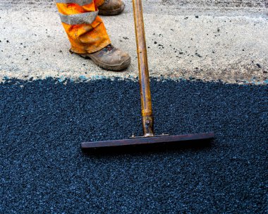 Asphalting fayans ustası makine üzerinde çalışan 