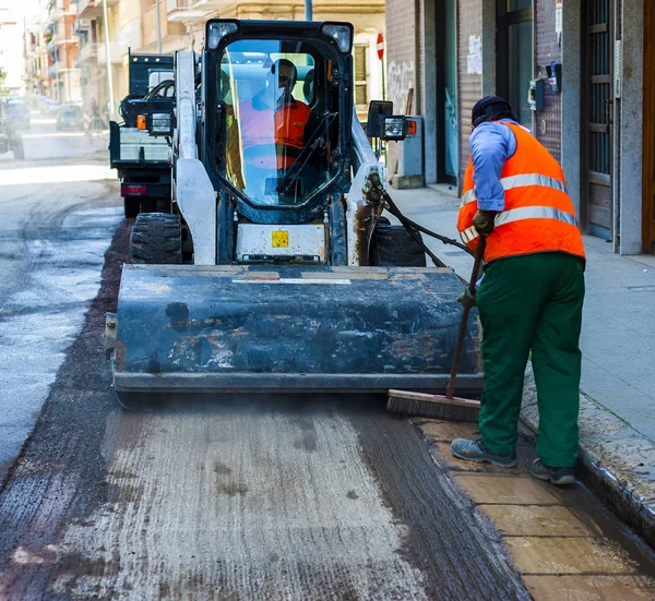 Sweeper bilagor minigrävare. — Stockfoto