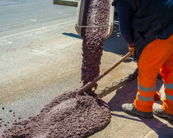 Optikai kábelek temették el a mikro árok, beton pirosra színezett — Stock Fotó