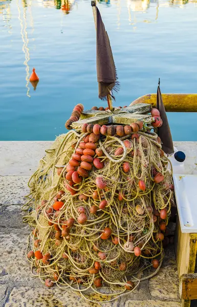 Δίχτυα αλιείας διατίθενται στην αποβάθρα — Φωτογραφία Αρχείου