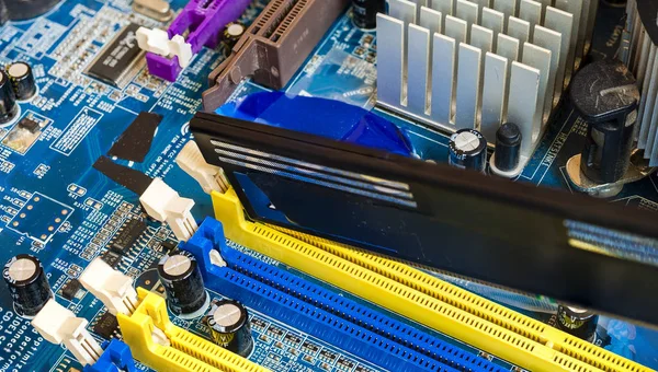 Закрыть память компьютера DDR RAM — стоковое фото