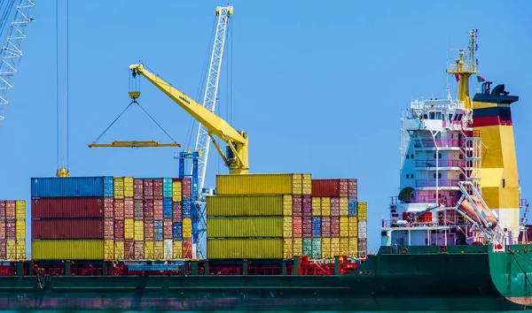 Nave portacontainer in porto — Foto Stock