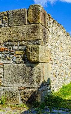 Taş veya tuğla arkeolojik kalıntılar içinde yapılmış duvar