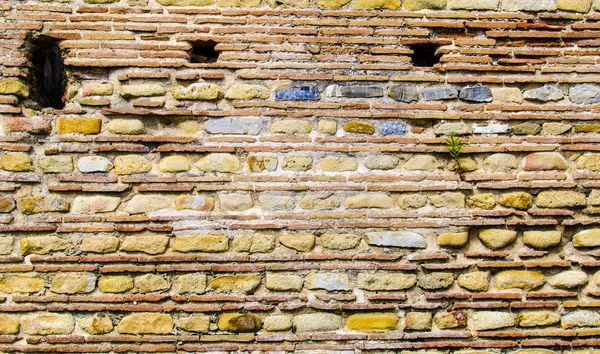 Parede feita de pedra ou tijolo nas ruínas arqueológicas — Fotografia de Stock