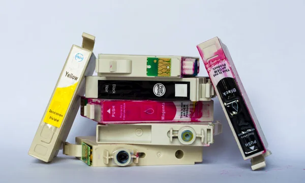 Cartucce di inchiostro vuote con etichette di vari colori impilate su wh — Foto Stock