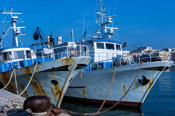 Barche Motore Pesca Legate Tacchetti Ormeggio Porto — Foto Stock