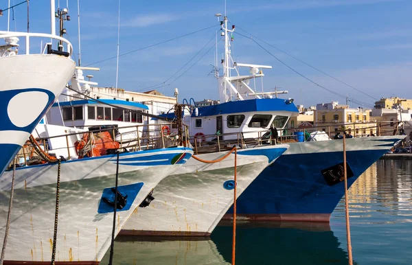 Barche Motore Pesca Legate Tacchetti Ormeggio Porto — Foto Stock