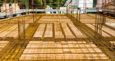 bir zemin inşası için beton döküm önce tuğla ve çelik takviye
